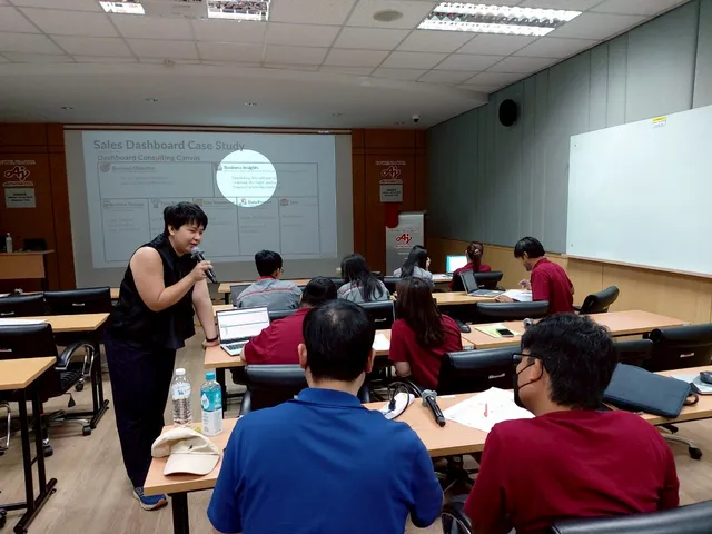 หลินสอนหัวข้อ Sales Dashboard ให้พนักงานในห้องอบรมขององค์กร